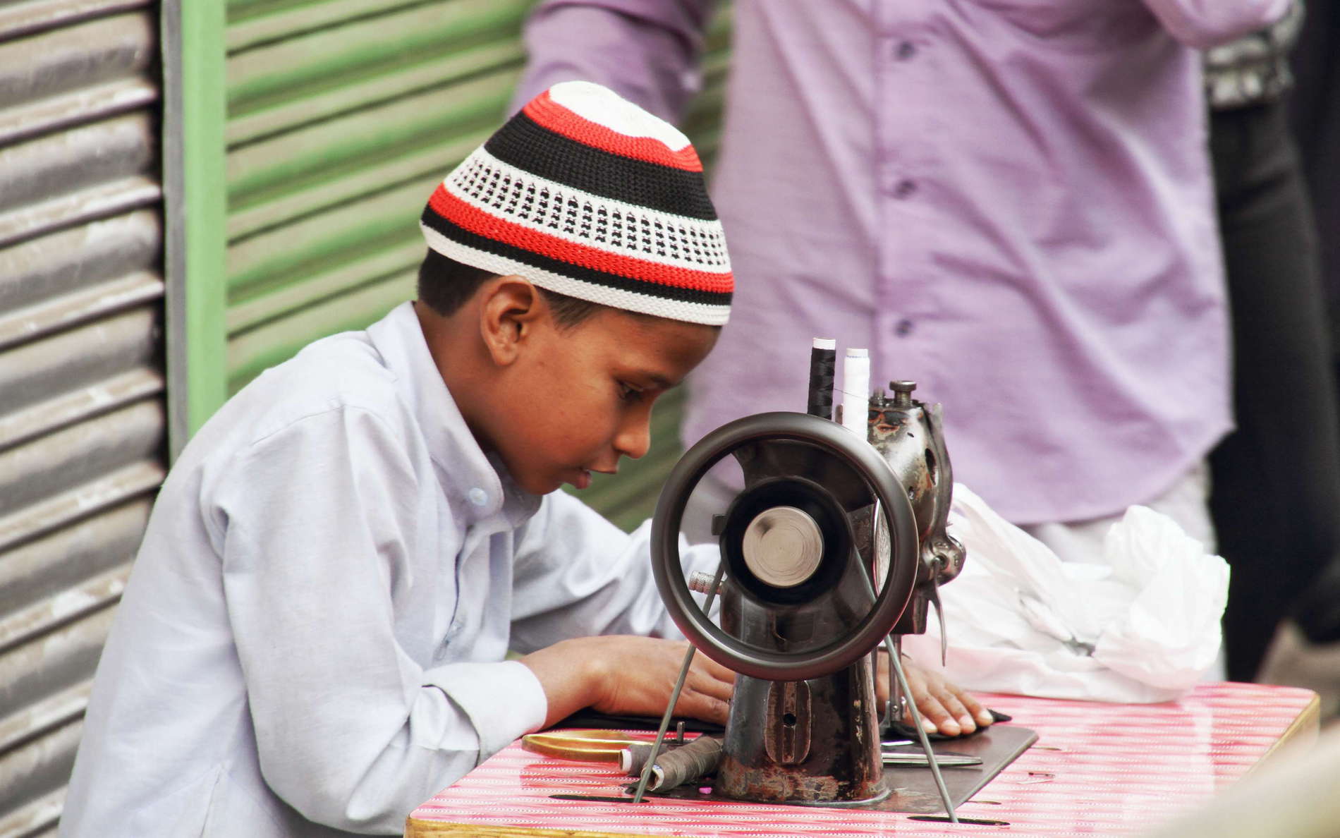 Delhi  |  Young sewer at Chawri Bazar