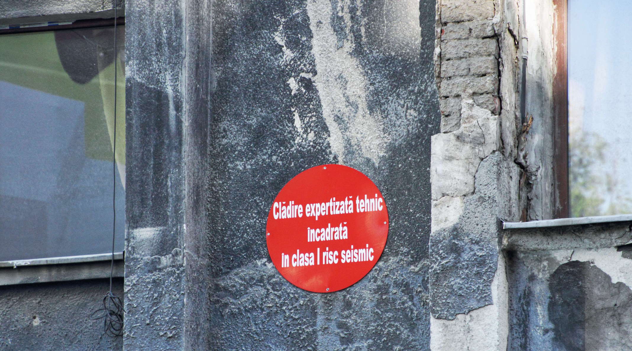 Location: Calea Victoriei. Those buildings in Bucharest with possible structural weaknesses in case of earthquakes are labelled correspondingly. WI_ro038.jpg