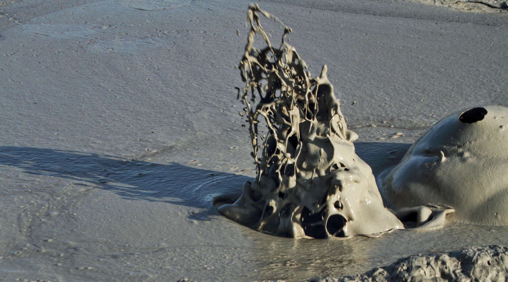 Pâclele Mari  |  Erupting mud volcano