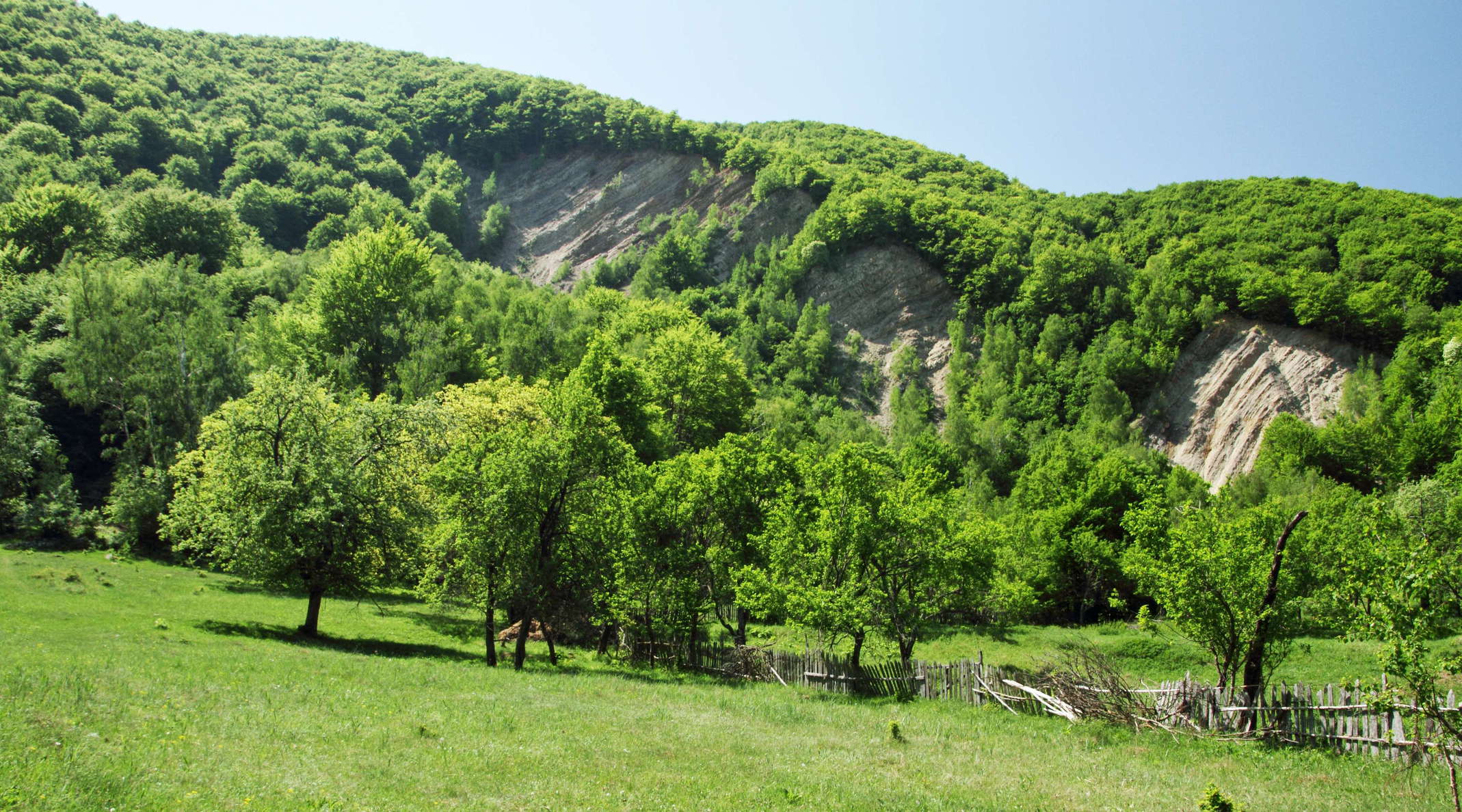 Balta  |  Rock slide scarp and deposit