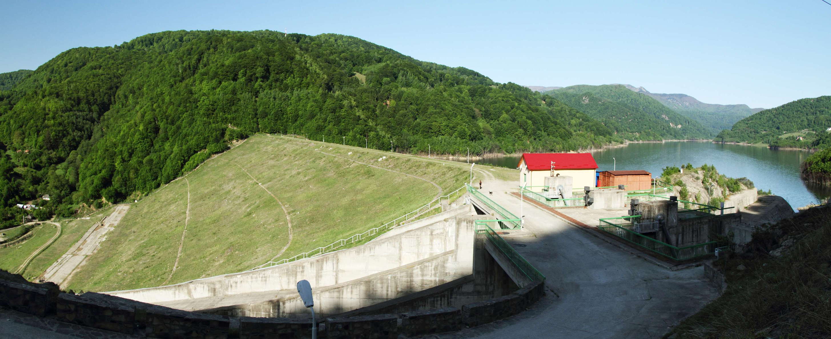 Lacul Siriu  |  Dam and reservoir