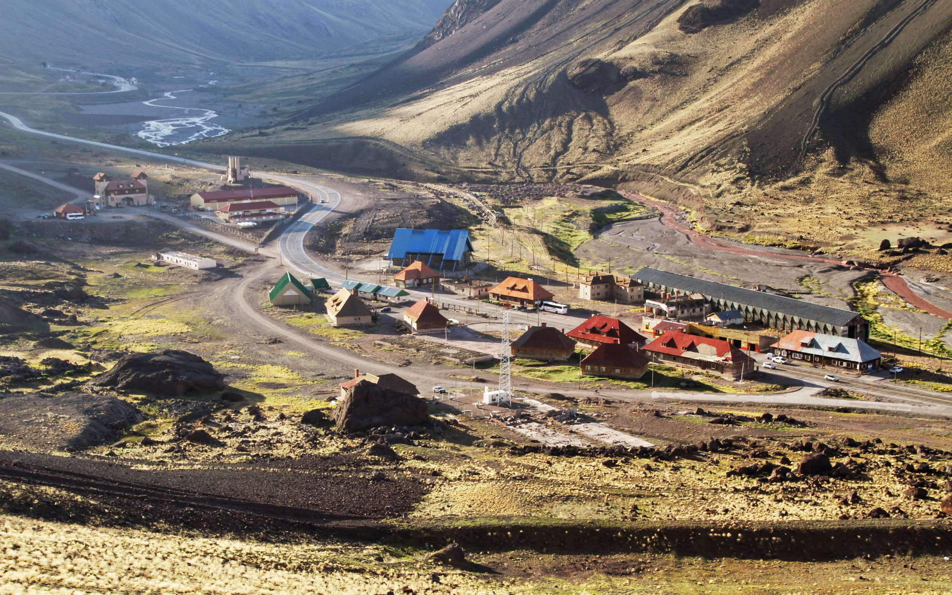 The small village of Las Cuevas once served as a railway station close to the Argentine-Chilean border. Only few inhabitants have remained after the rail traffic had discontinued, offering a number of services such as guest houses and a restaurant. WI_ar285o.jpg
