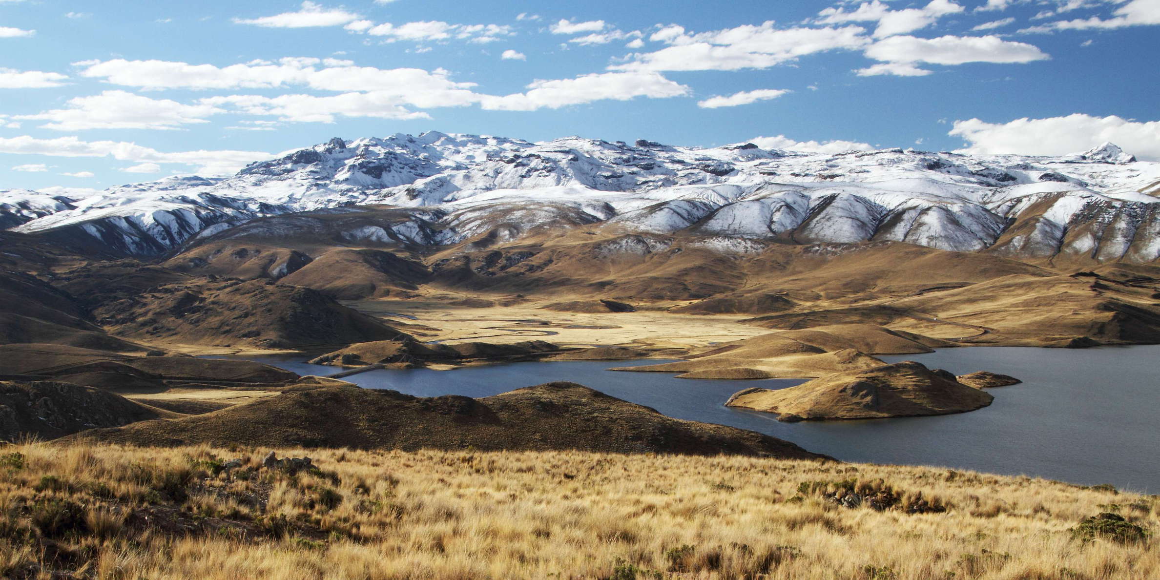 View from Mirador Alto Lagunillas in N direction. This lake at almost 4200 m asl. in the Altiplano between Arequipa and Puno has a total surface area of 65 square kilometres. It is used for fishing and as a water resource for Puno. The outflow of the lake has been regulated by a dam since 1995. WI_pe101_438.jpg