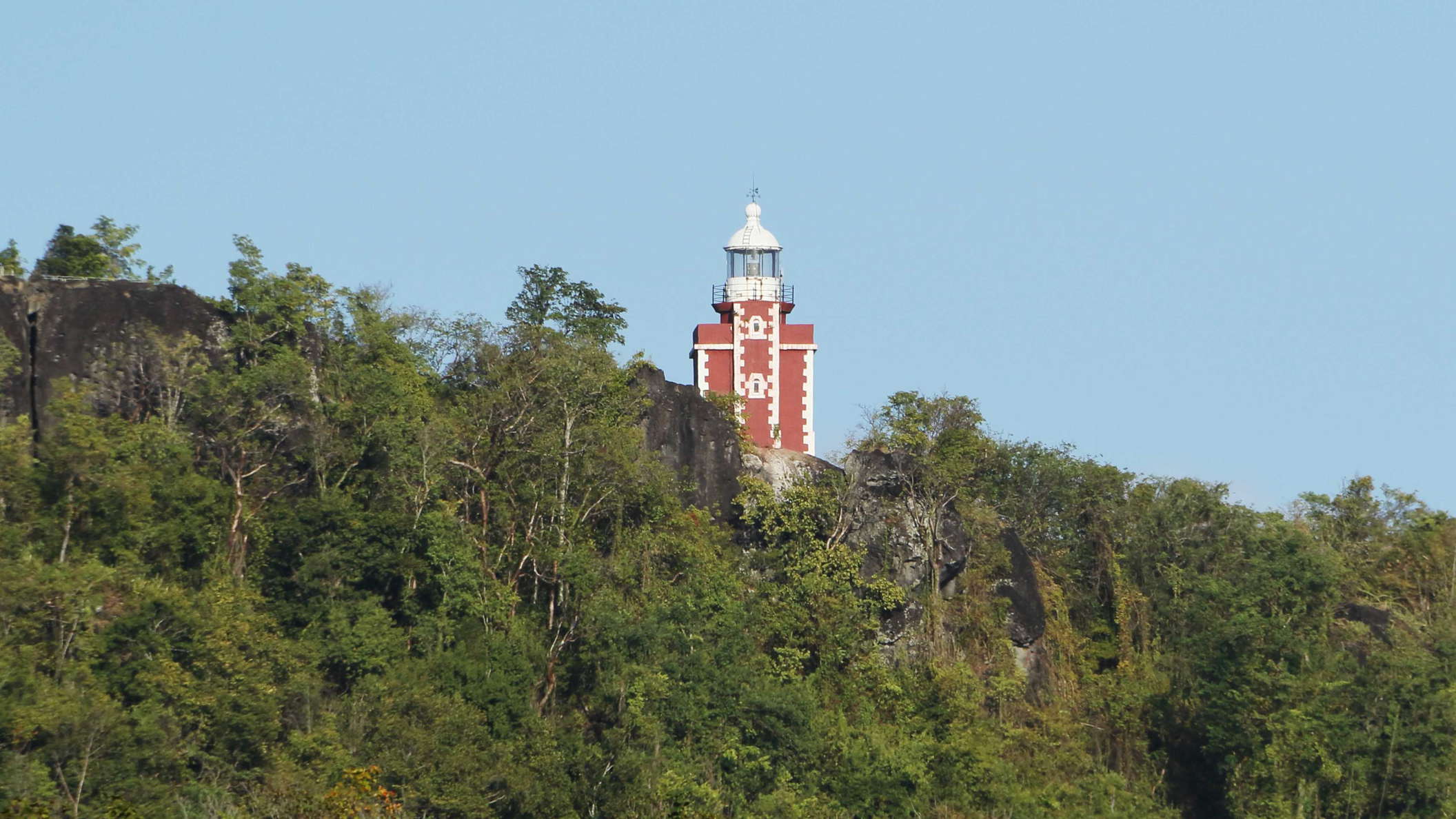 This lighthouse was built in 1862 on a basaltic outcrop 115 m above sea level. In 1970 the former guard was replaced by an automatic system. WI_la761.jpg