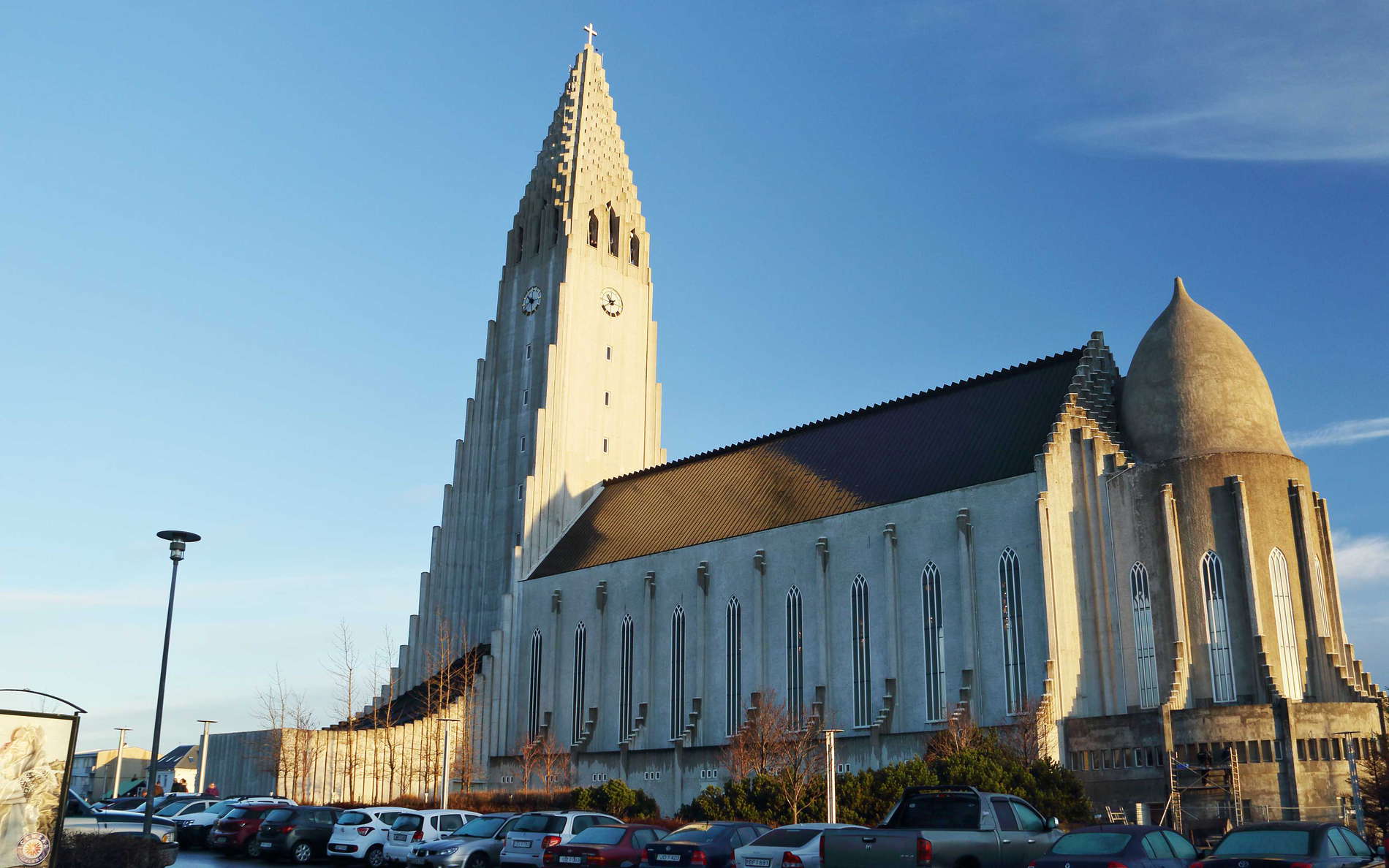 This Lutheran parish church is the largest church of Iceland. Built between 1945 and 1986 on a hill in the centre of Reykjavik, it is an important landmark of Iceland's capital. Its tower offers panoramic views of the city. WI_is032.jpg