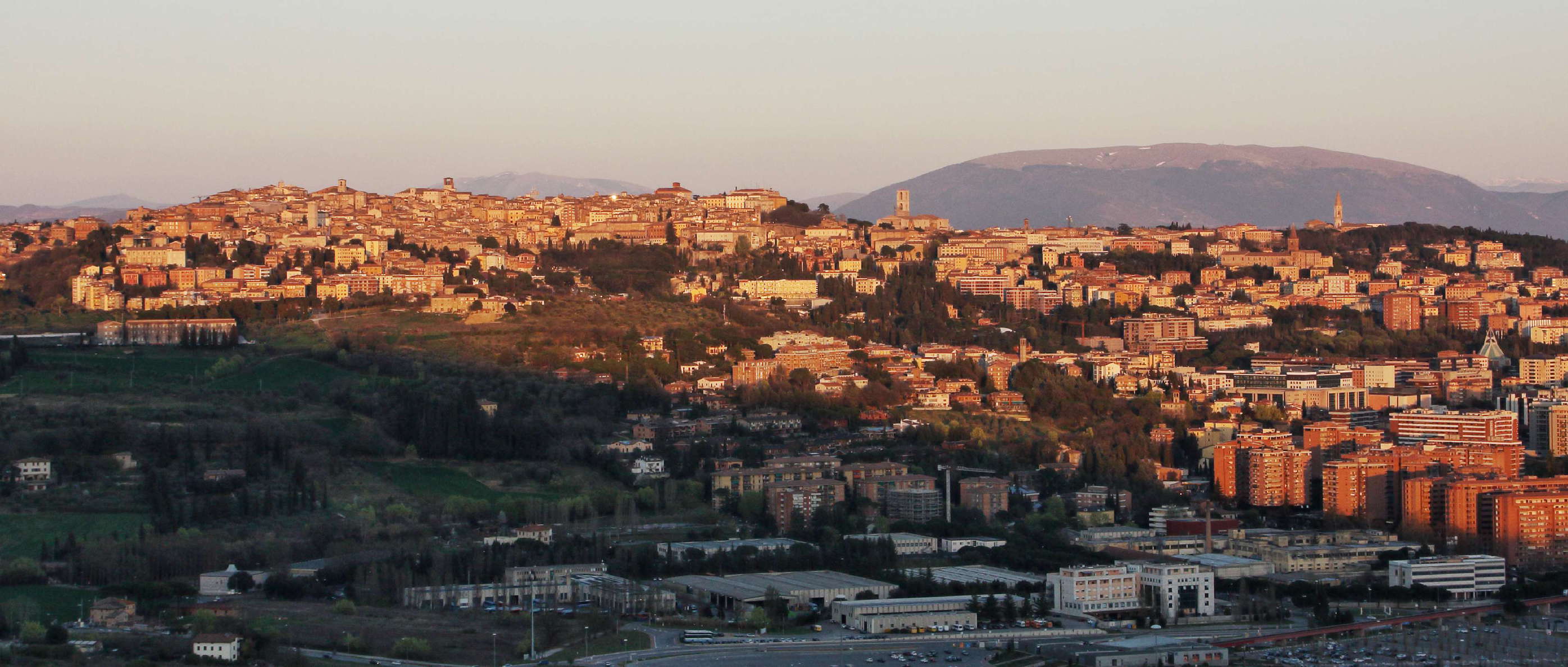 Sunset view from Cittá della Domenica in eastern direction. Monte Subasio (1290 m) can be seen in the right central background of the image. WI_e2104_009a.jpg