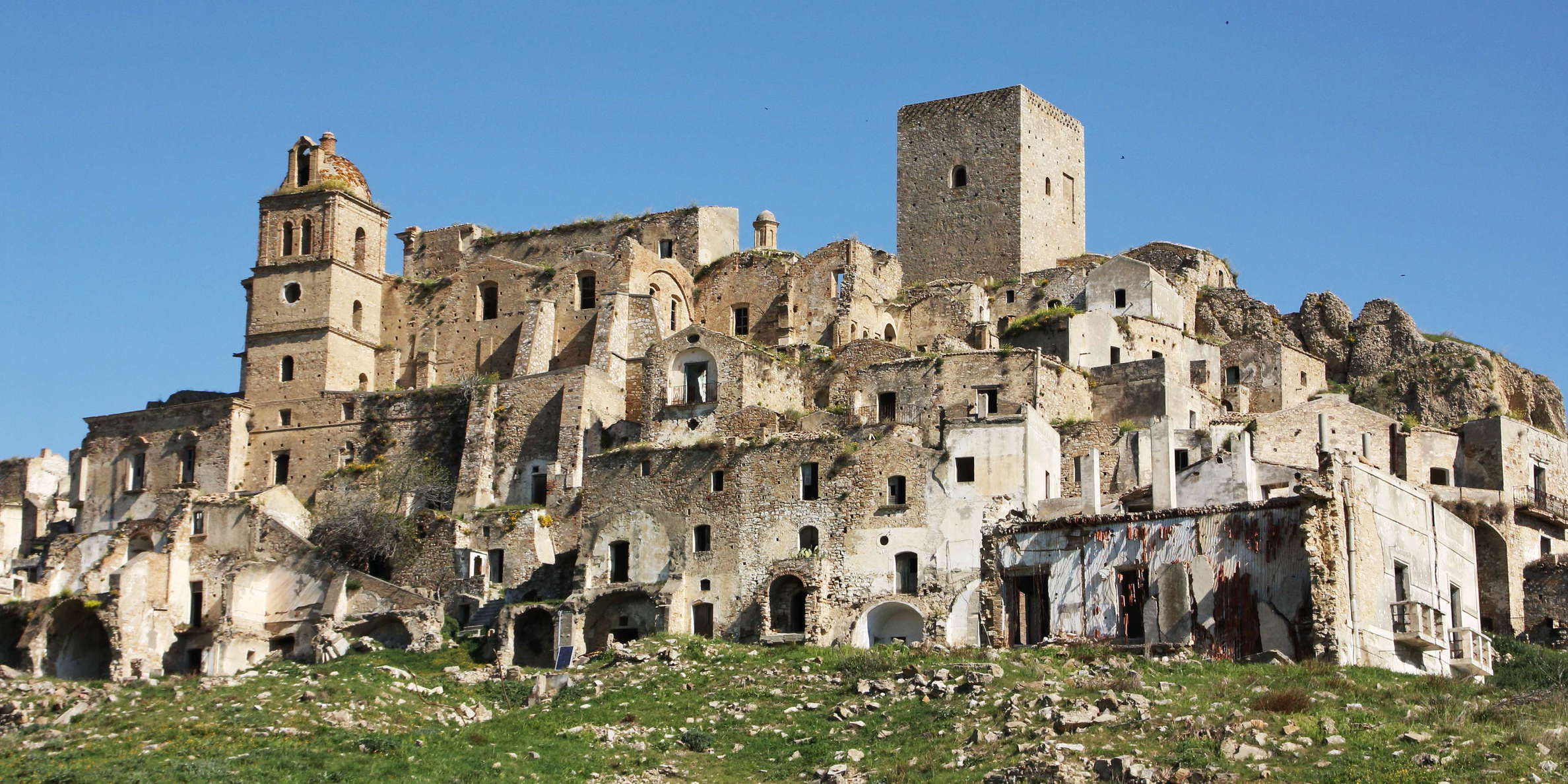 The medieval town of Craco, which once even had a university, was badly affected by landslides between 1959 and 1972, probably caused by water works. It was permanently evacuated from 1963 onwards and finally abandoned after an earthquake in 1980. The village of Craco Peschiera was built nearby to accommodate the former inhabitants. By 2019 the access to the historic centre is restricted, but guided tours are available. Further, the site has been used as a scene for movies. WI_e2129_020n.JPG