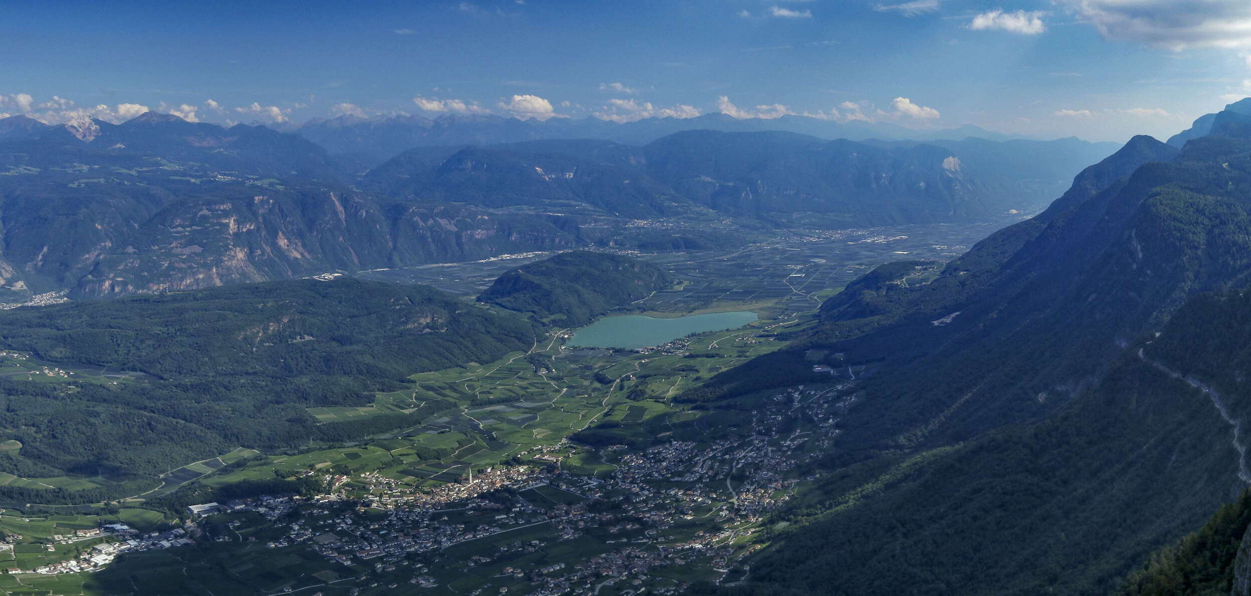View from Monte Penegal in southeastern direction to the area of Überetsch /Oltradige in the foreground and the Etschtal / Valle dell'Adige in the background. The lake which prominently appears in the centre of the photo is the Kalterer See / Lago di Caldaro. WI_e2079i.jpg