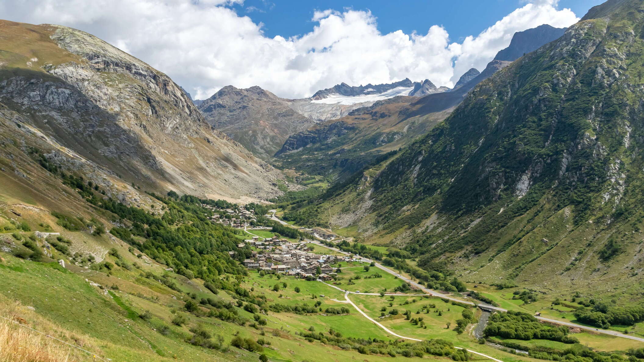 View from the road leading up to the Col de l'Iseran in E direction to Bonneval-sur-Arc and the Glacier du Mulinet. The Roc du Mulinet (3442 m) is the highest of the chain of peaks appearing behind the glacier. Bonneval-sur-Arc represents a holiday resort of the latest generation, bound to the nucleus and the building style of the original village. WI_fr040_041.jpg