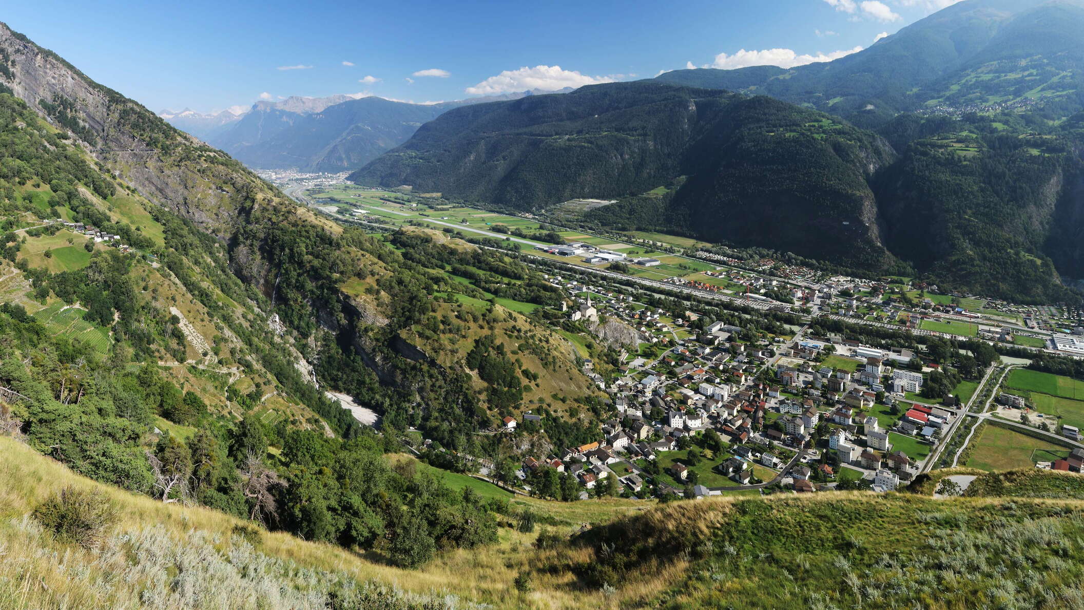 View from the vicinity of Brägji in SE direction down to the bottom of the Rhone Valley with Raron (right centre) and Visp (left background). The most prominent summits in the very left background are from left to right: Hillehorn (3181 m), Bortelhorn (3194 m), Glishorn (2525 m), Fülhorn (2678m), and Spitzhorli (2737 m). Note the difference between the very dry S-facing slopes in the foreground and the forested N-facing slopes in the background of the image. WI_ch019_512.jpg