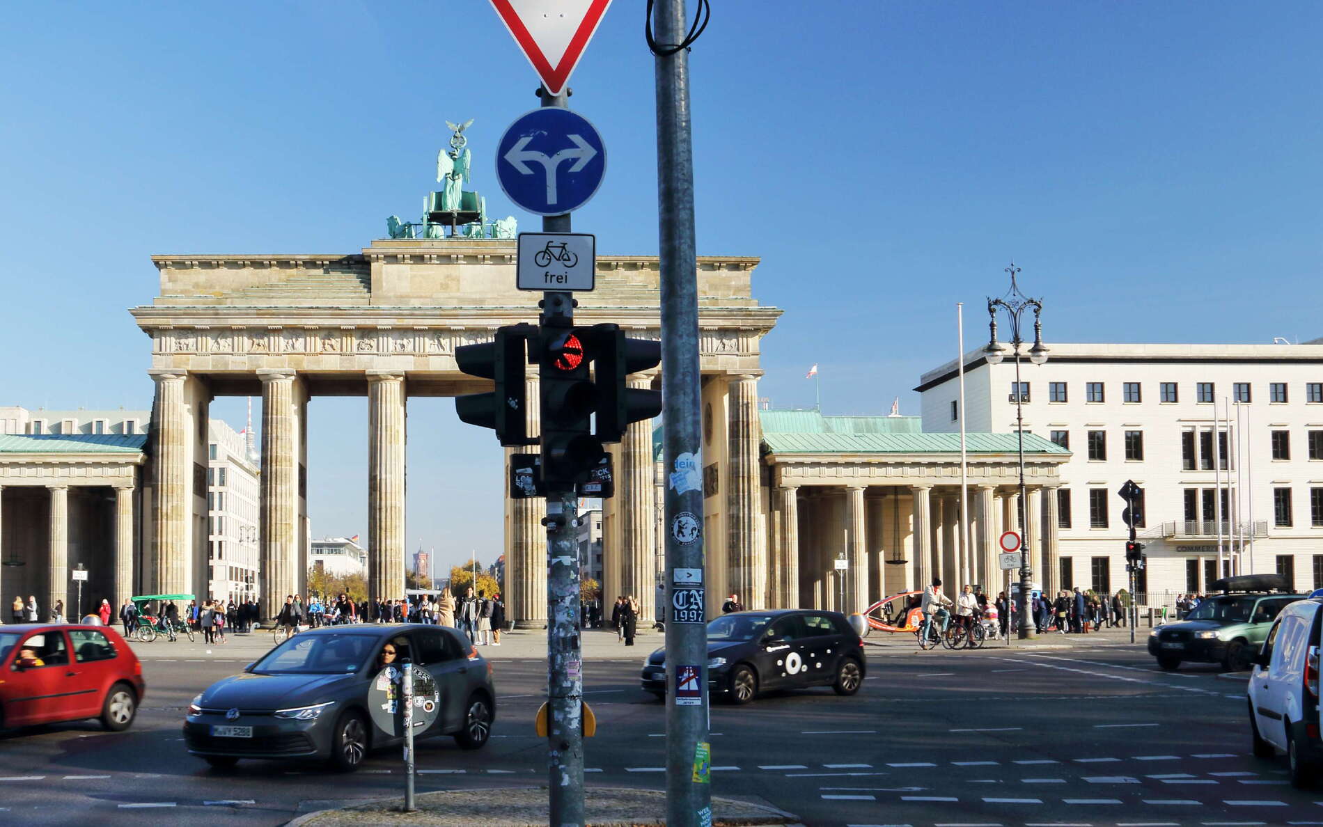 View in E direction to the Brandenburg Gate, a Neoclassic monument completed in 1791. It has witnessed various important events of European history in its immediate vicinity. Located directly adjacent to the Berlin Wall from 1961 to 1989, the gate is now, after the German reunification, often considered a symbol for peace and unity. WI_ge422.jpg