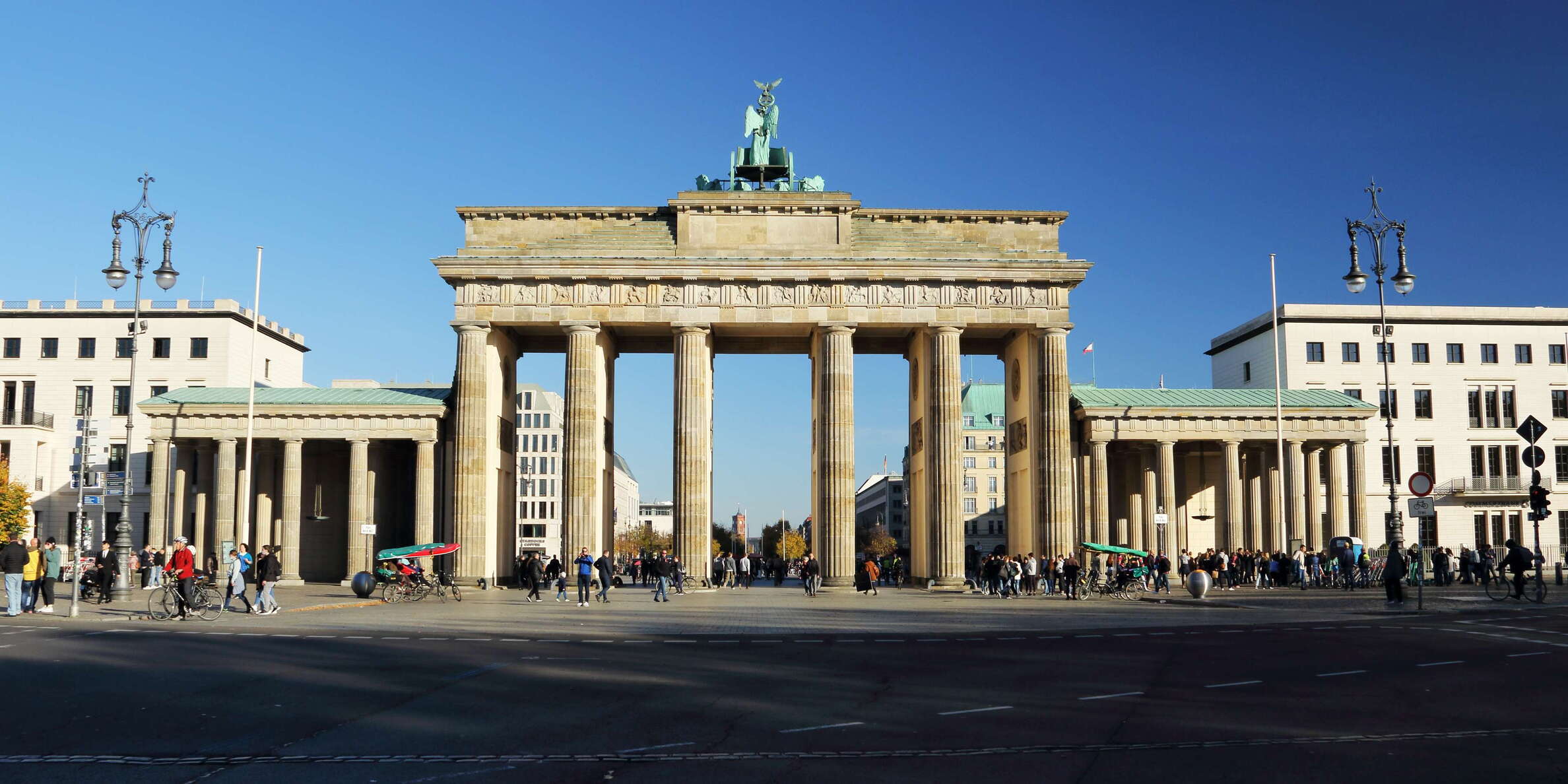 View in E direction. This Neoclassic monument was completed in 1791. It has witnessed various important events of European history in its immediate vicinity. Located directly adjacent to the Berlin Wall from 1961 to 1989, the Brandenburg Gate is now, after the German reunification, often considered a symbol for peace and unity. WI_ge423.jpg