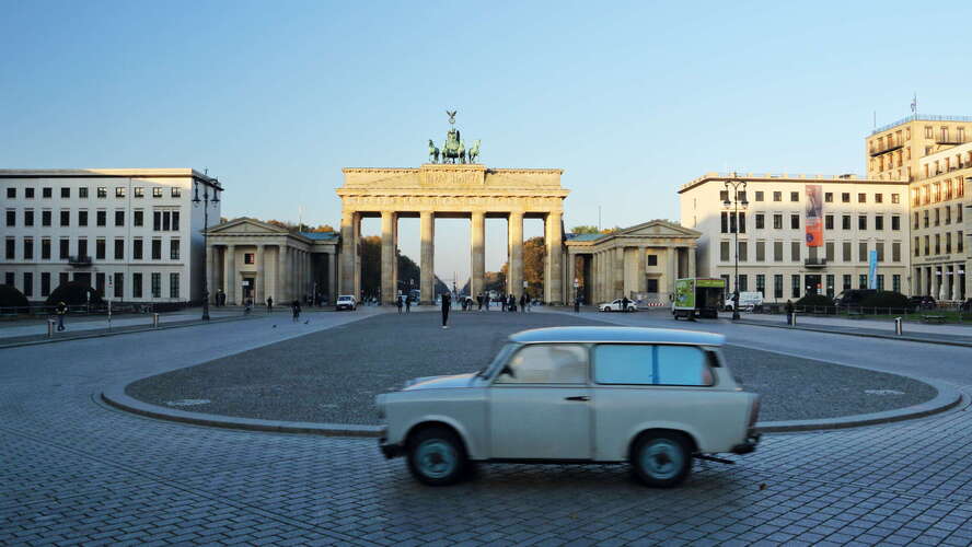 Berlin | Brandenburger Tor with GDR vintage car