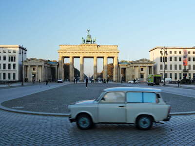 Berlin | Brandenburger Tor with GDR vintage car