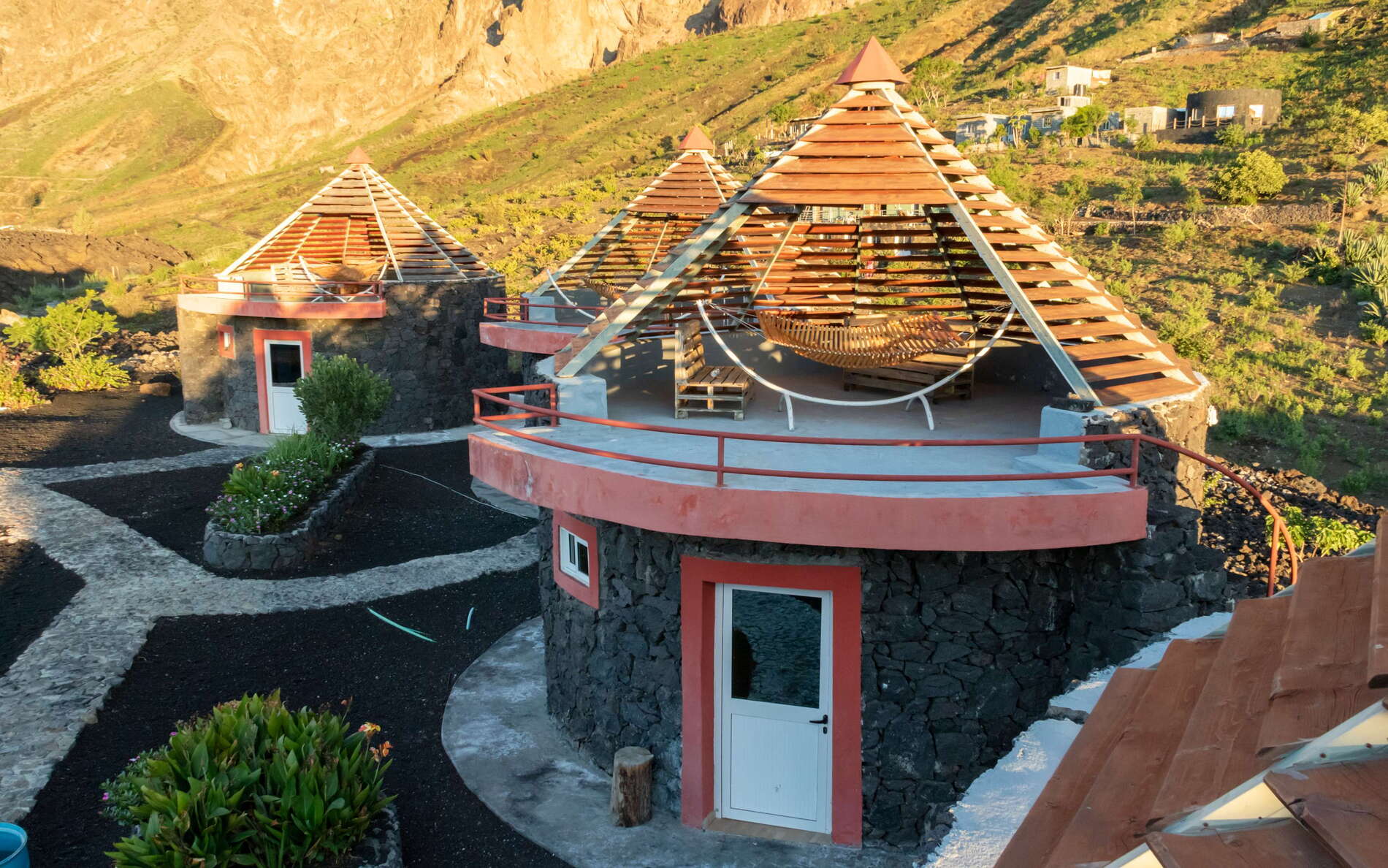 Much of Portela, one of the two villages of the community of Chã das Caldeiras, was covered by lava during the volcanic eruption of 2014/15. Also the facilities of the guest house Casa Marisa were destroyed. Like many other buildings, the cabins were later reconstructed in a rounded shape, an architectural feature characteristic for the area. WI_cv130.jpg