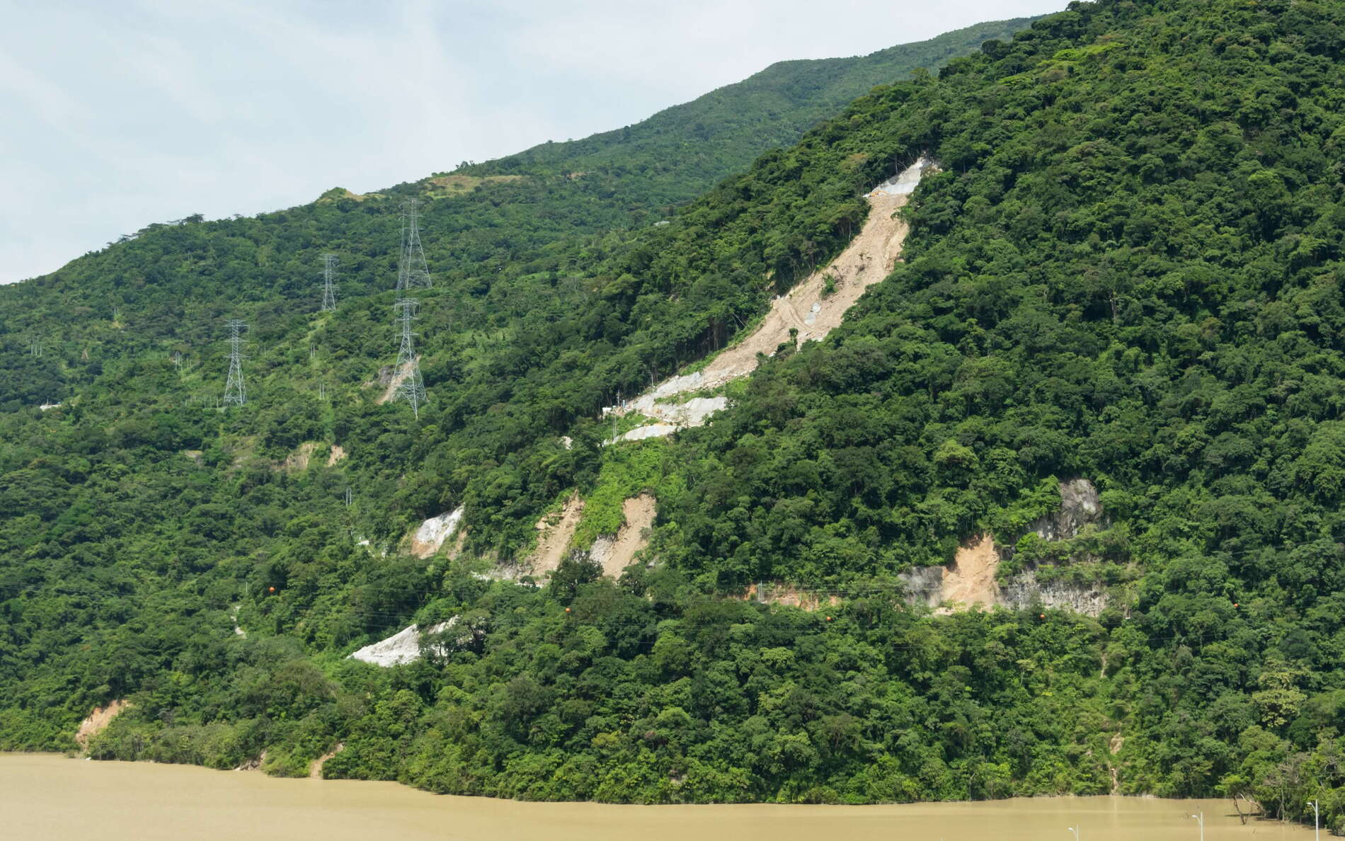 This deep-seated landslide is located directly adjacent to the Hidroituango Reservoir, impounded by a 225 m high embankment dam for the purpose of hydropower generation. Risk reduction measures include careful monitoring as well the removal of landslide material and slope stabilization. WI_co225.jpg