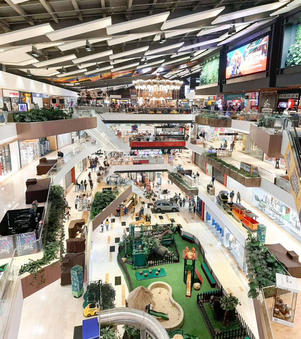 Many of those Colombians who can afford it, follow a North American lifestyle, where large shopping centres with integrated food courts and entertainment facilities represent important places of urban life, often out-competing the historic centres of the cities. La Aurora is only one of various such malls in Medellín. WI_co260.jpg