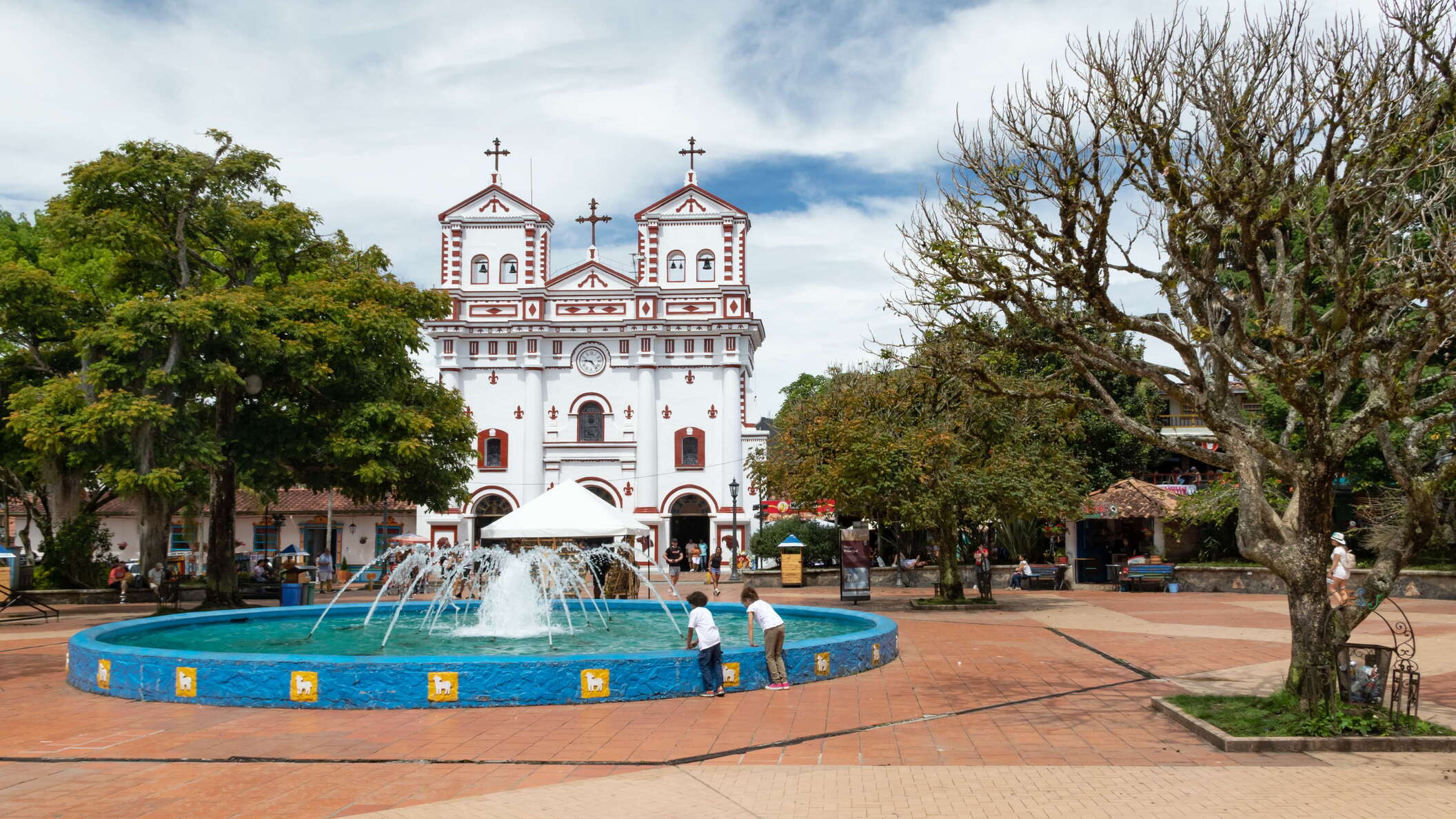 Guatapé | Central Square with the church Virgen del Carmen