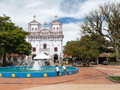 Guatapé | Central Square with the church Virgen del Carmen