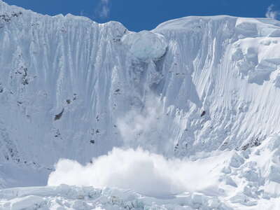 Cordillera Blanca | Ice avalanche at Nevado Palcaraju