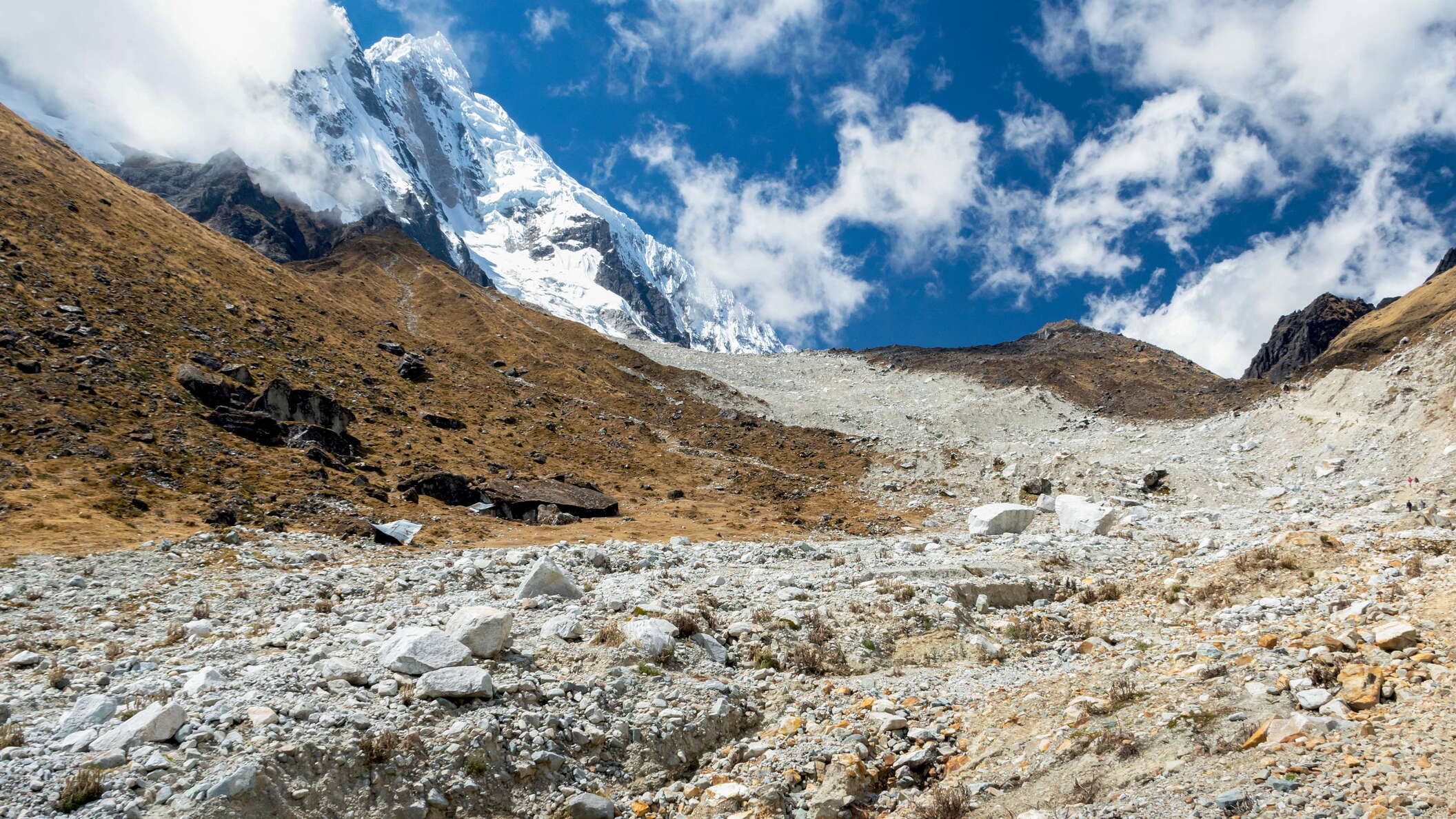 View of the distal slope of the moraine dam of Laguna Salkantaycocha with Nevado Salkantay (6271 m) in the left background. On 23 February 2020, a large landslide occurred on the S face of the mountain and impacted the lake at its base. The displacement wave overtopped and partly eroded the moraine dam, resulting in a catastrophic glacial lake outburst flood (GLOF) that reshaped the valley until tens of kilometres downstream, and led to several fatalities and huge damage. WI_pe130_111_525.jpg