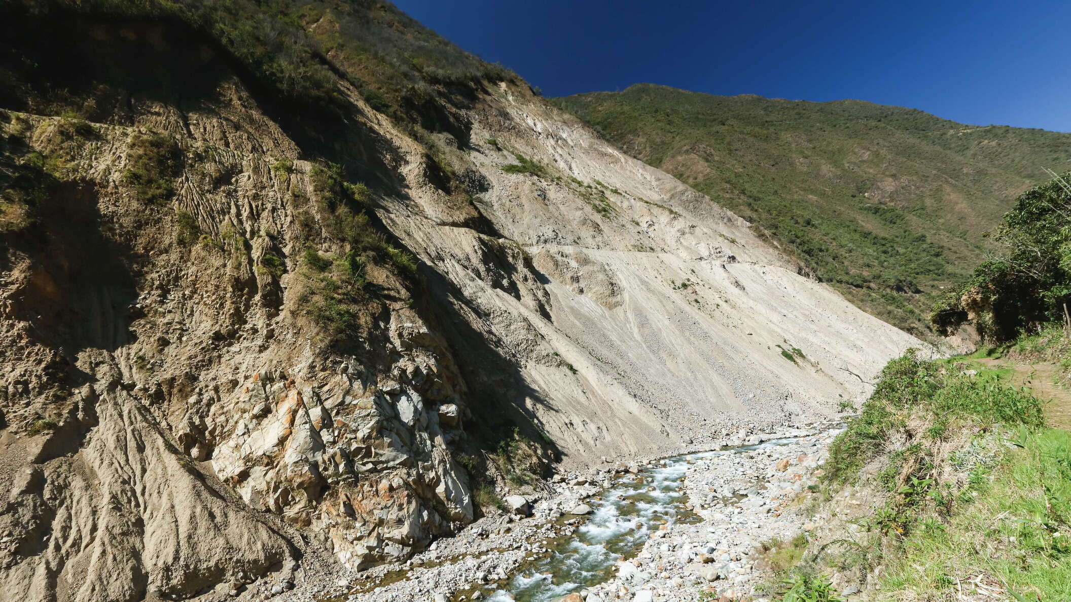 Cordillera Vilcabamba | Río Santa Teresa with landslide