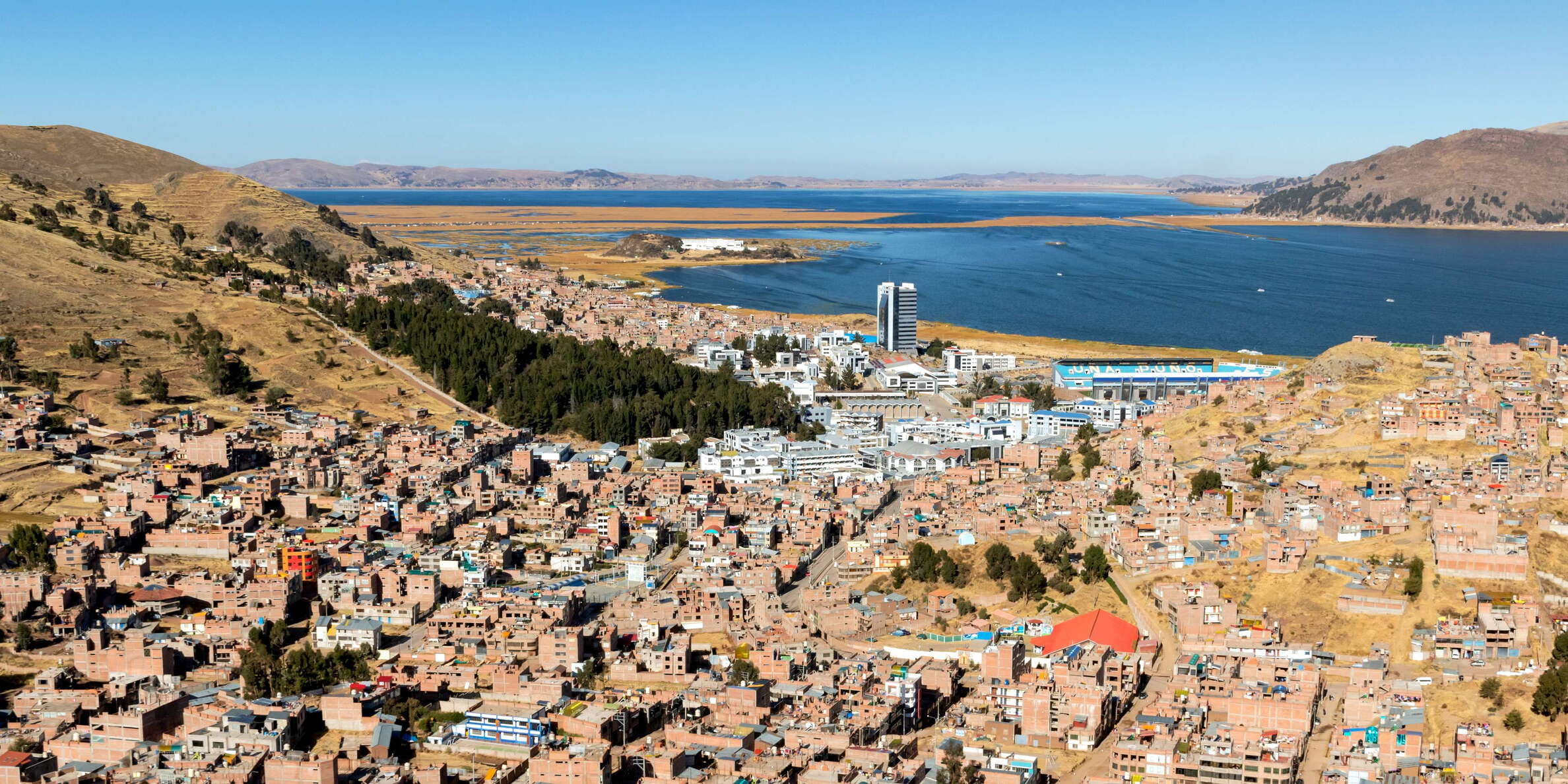 View from the Mirador Puma Uta over the N part of Puno in SE direction. The Puno Bay of Lake Titicaca (3812 m asl.) is shown in the background of the photo. WI_pe101_438_502.jpg