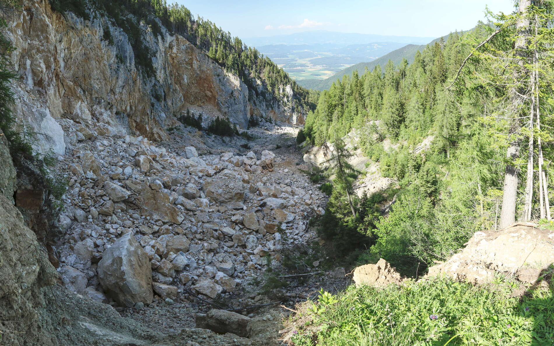 Topitza | Rock fall and earth flow
