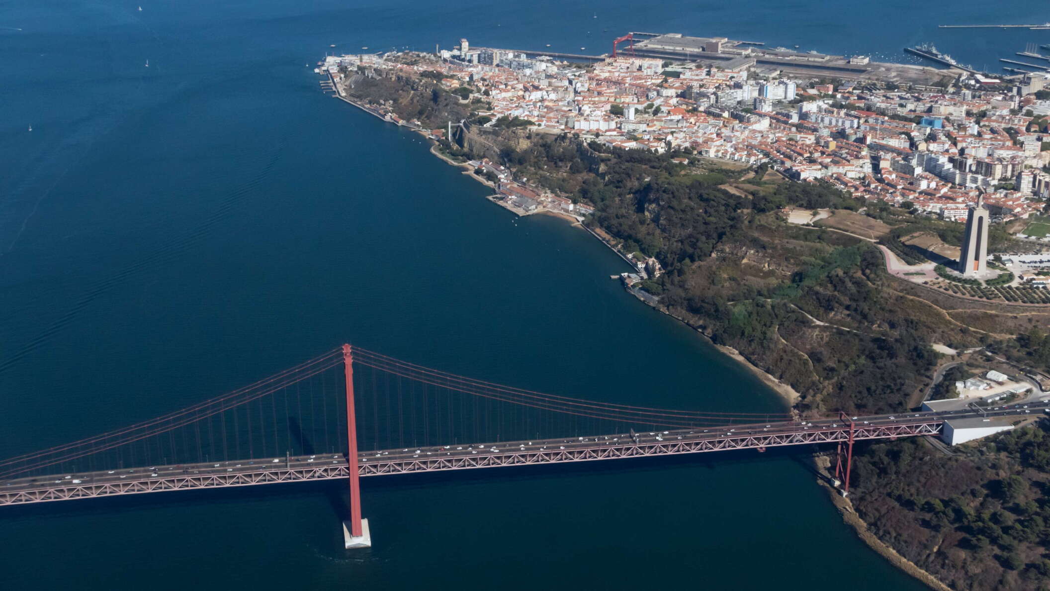 Lisboa | Rio Tejo with Ponte 25 de Abril and Cacilhas