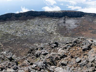 Montanha do Pico | Summit crater with escarpment