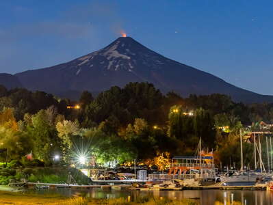 Volcán Villarrica at night