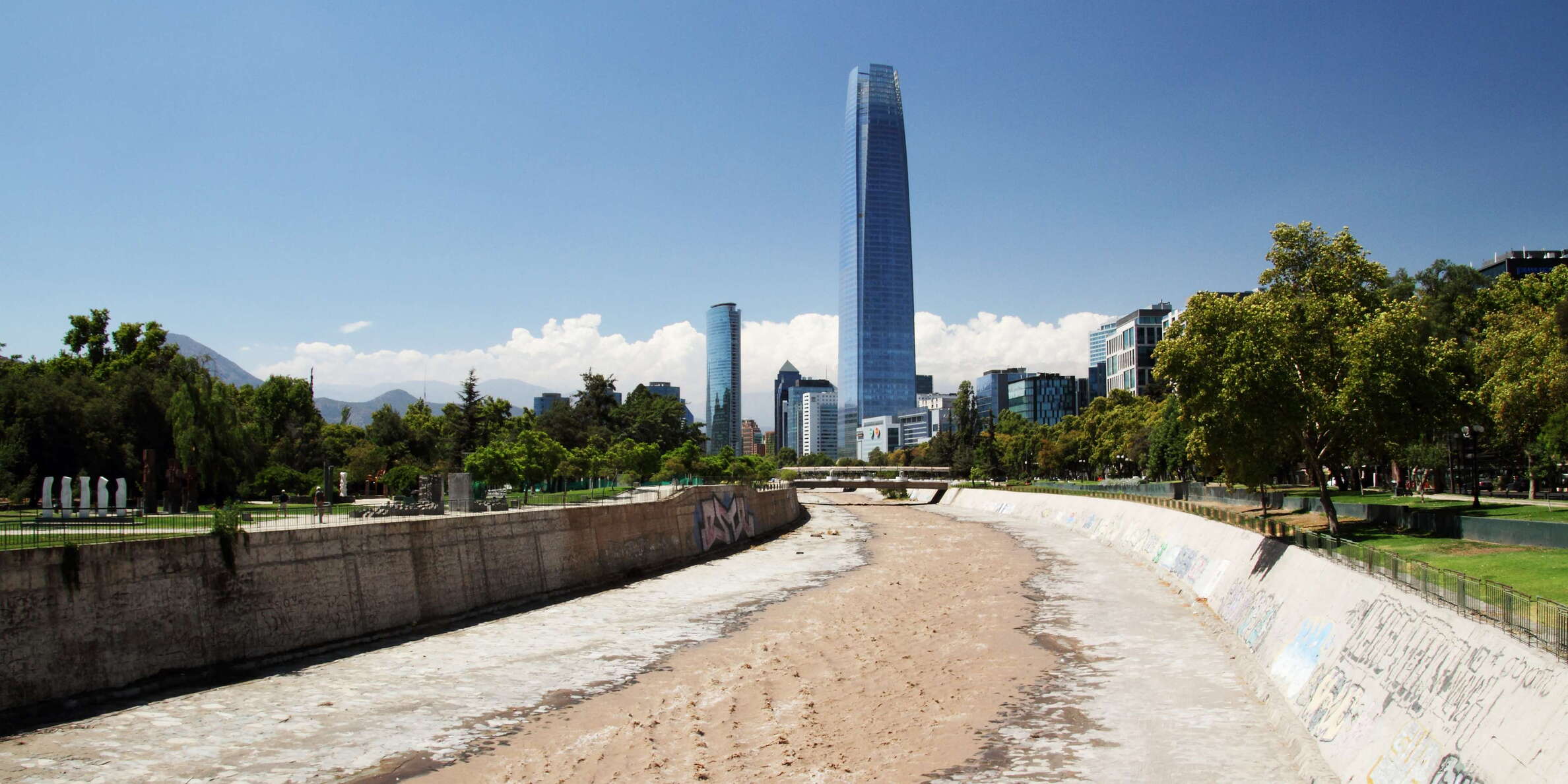 Santiago de Chile | Río Mapocho and Gran Torre de Santiago