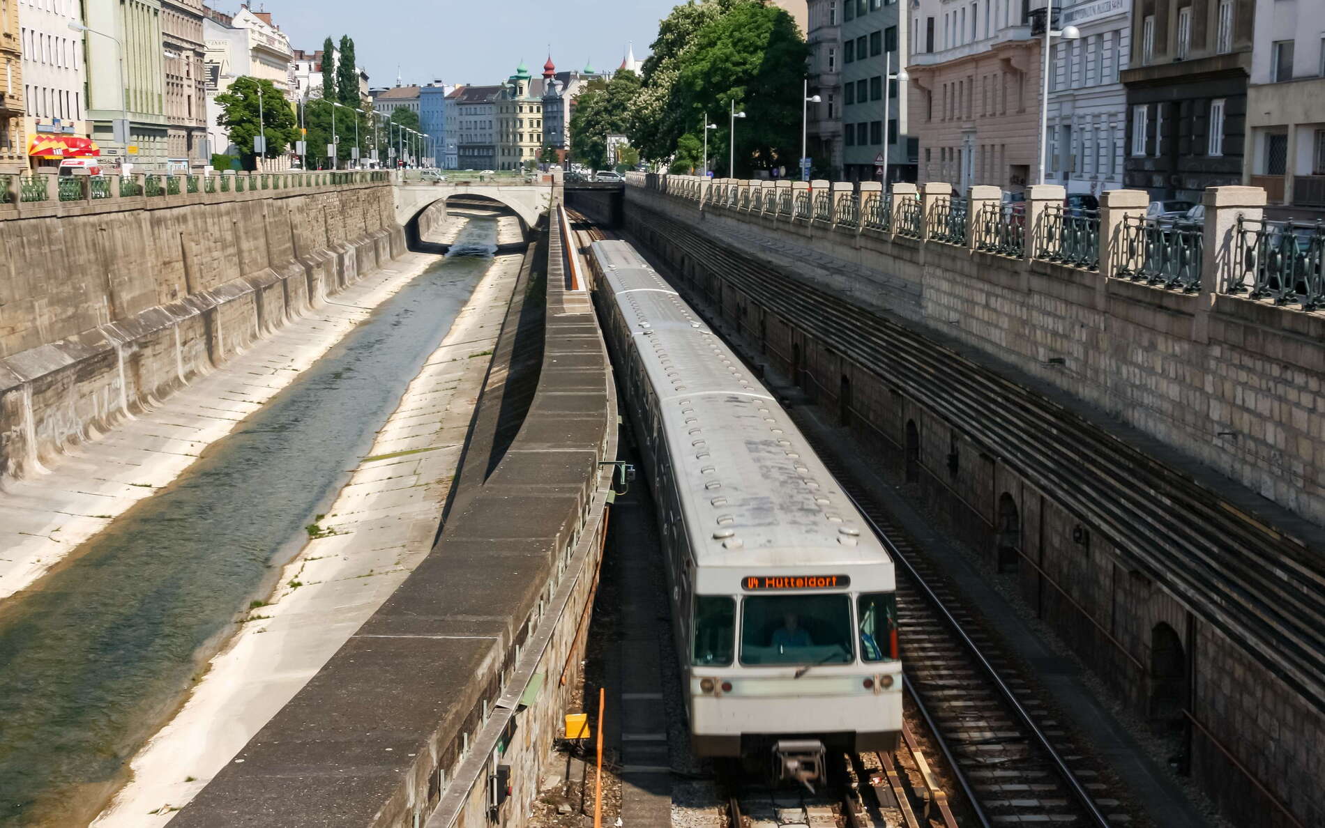 Wien | Wien river and metro train