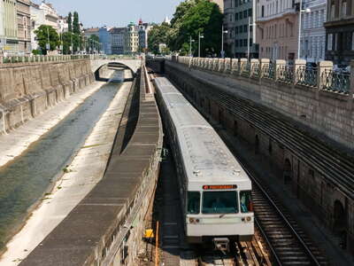 Wien | Wien river and metro train