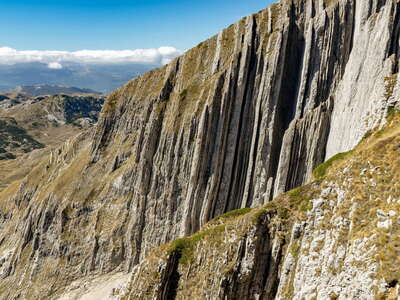 Durmitor | Layered limestone at Prutaš