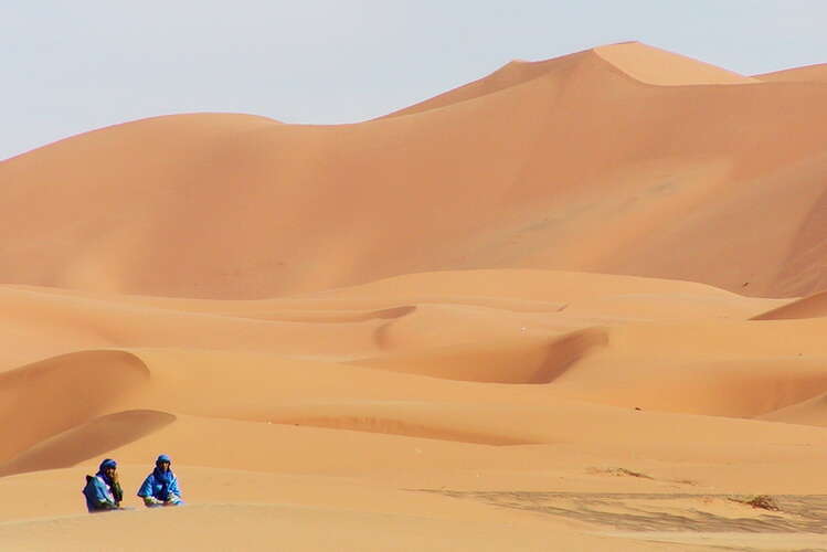 Erg Chebbi  |  Dune field with tuareg men