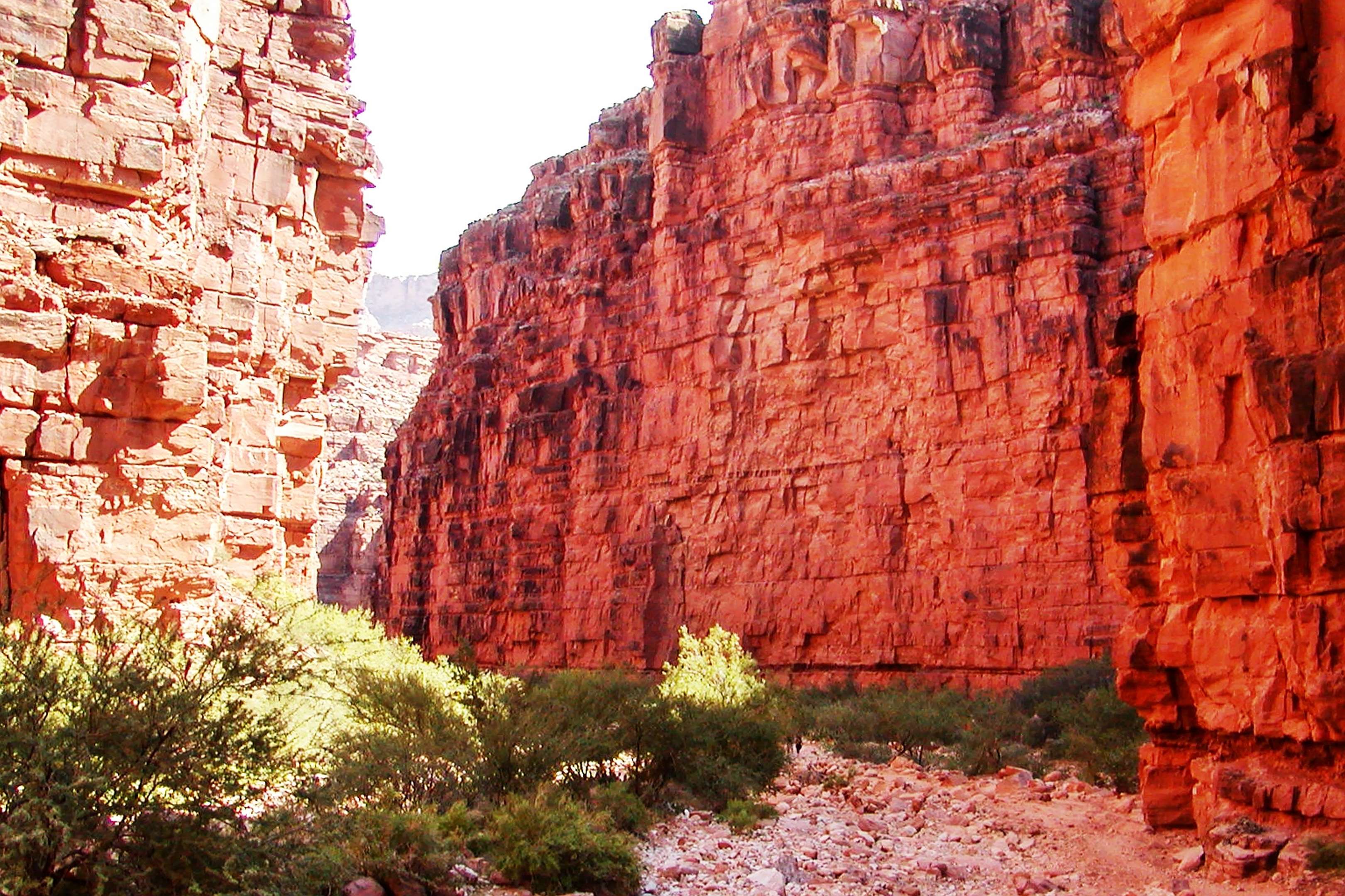 The Hualapai branch of the Havasu Canyon leads from the Hualapai Hilltop down to the village of Supai. The 13 km trail is not accessible to car traffic. WI_az020.jpg